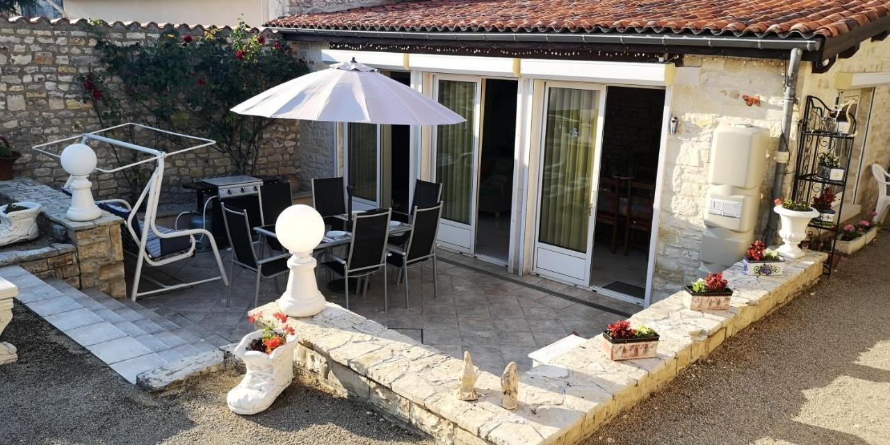 Les Quatre Saisons Villa Saint-Angeau Exteriör bild