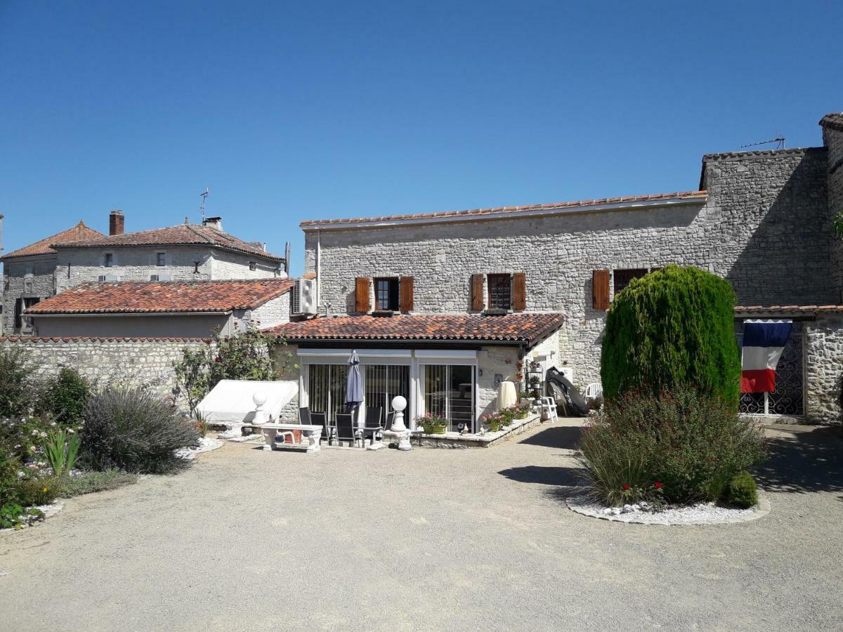 Les Quatre Saisons Villa Saint-Angeau Exteriör bild